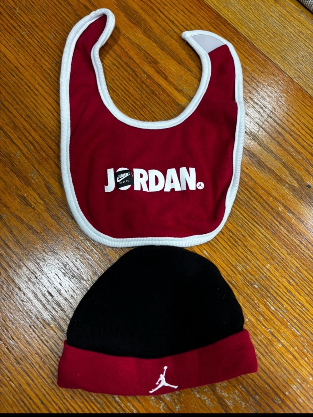Nike Jordan baby boys bib and hat set 6M NWOT